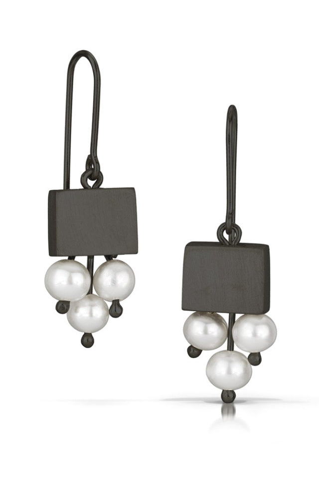 Novel Pearl Earrrings